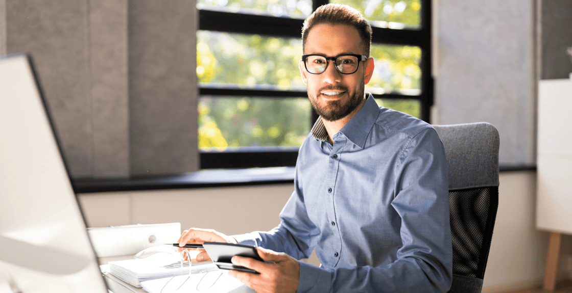 man-workiing-at-desk-instructional-designer-1